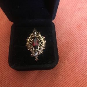 14kt  yellow gold ringCenter stone is garnet 1ct